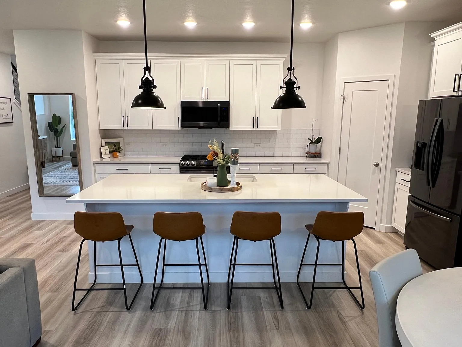 4 bed, 3.5 bath, 2751 sqft, $4,950 — Photo 3