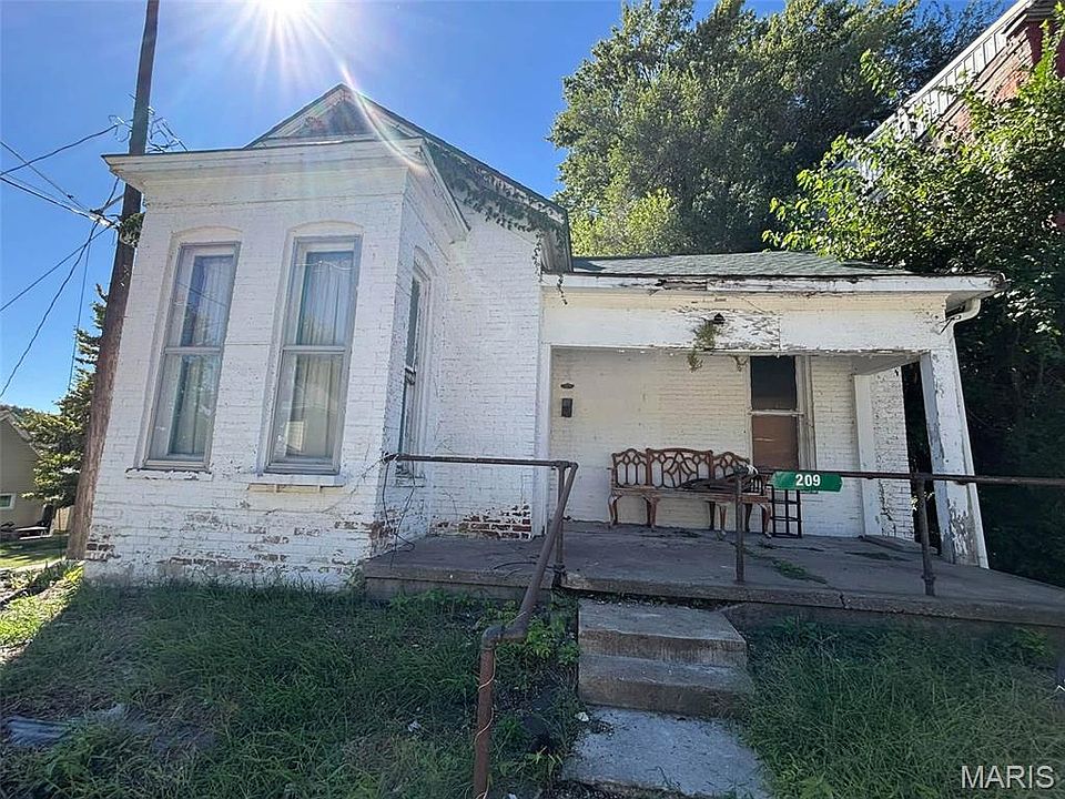 1st image of 209 S 7th St