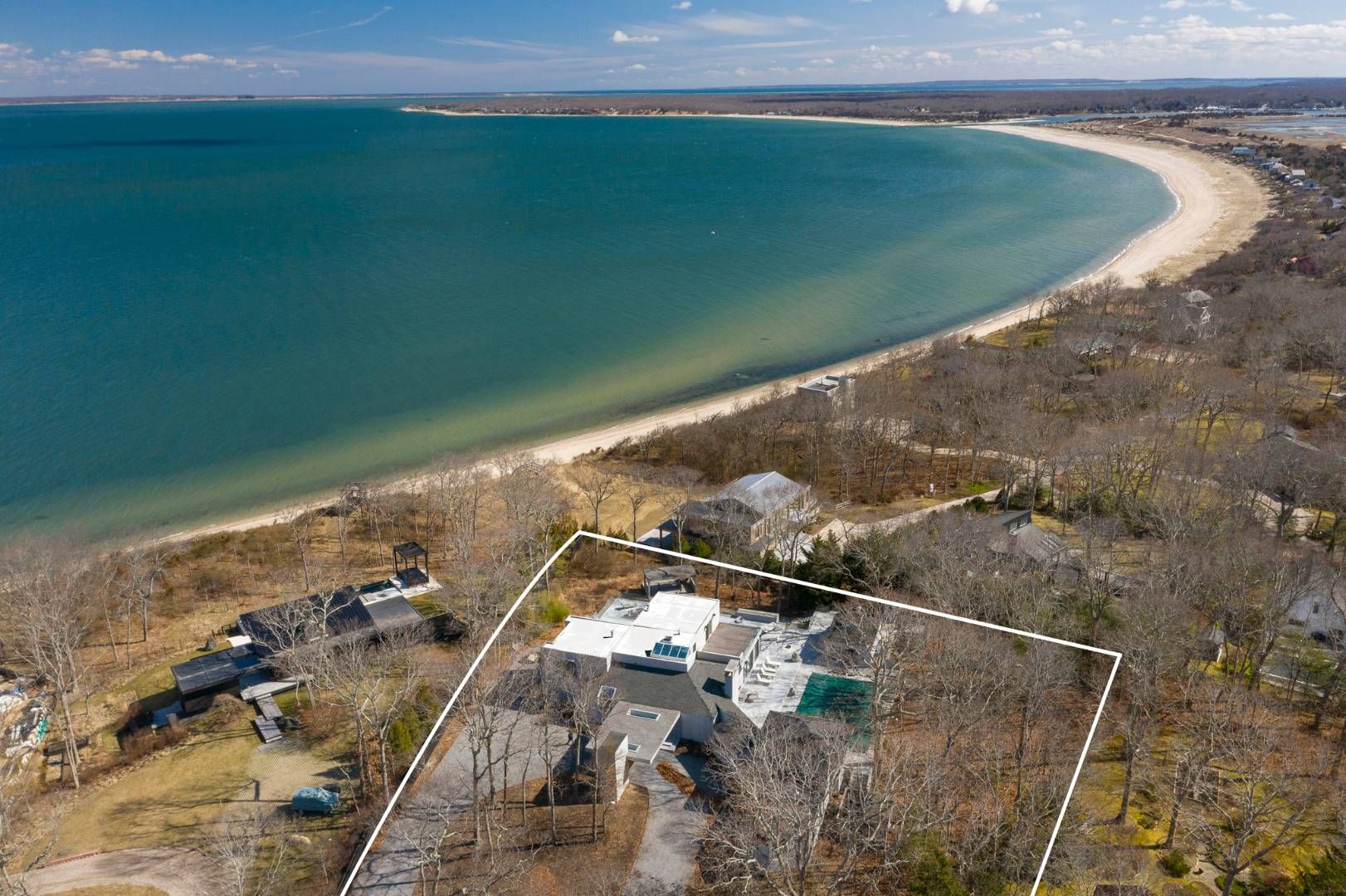 18 Hedges Banks Dr in East Hampton Out East