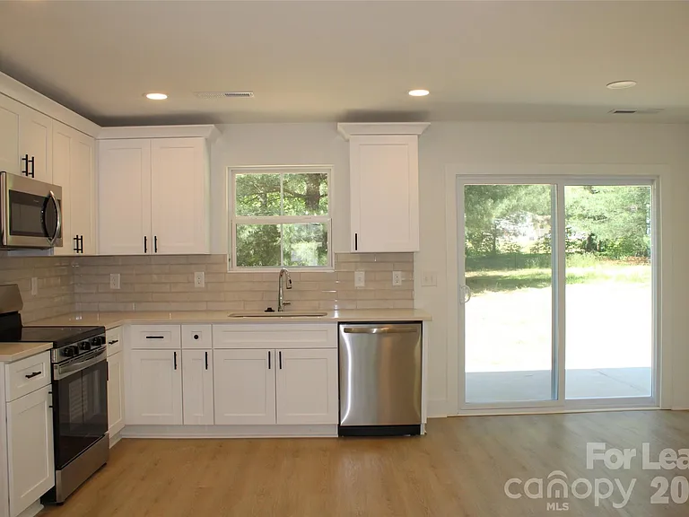 562 W Park Ave #A — Photo 9