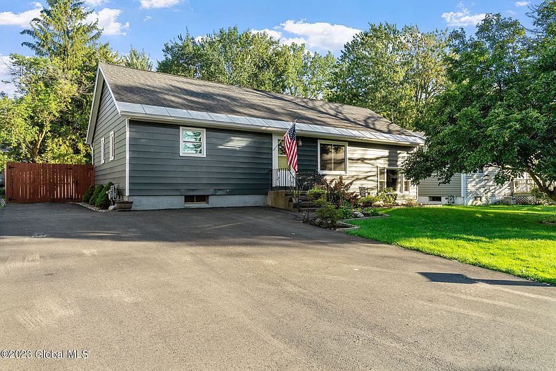 3rd image of 98 Hillcrest Avenue