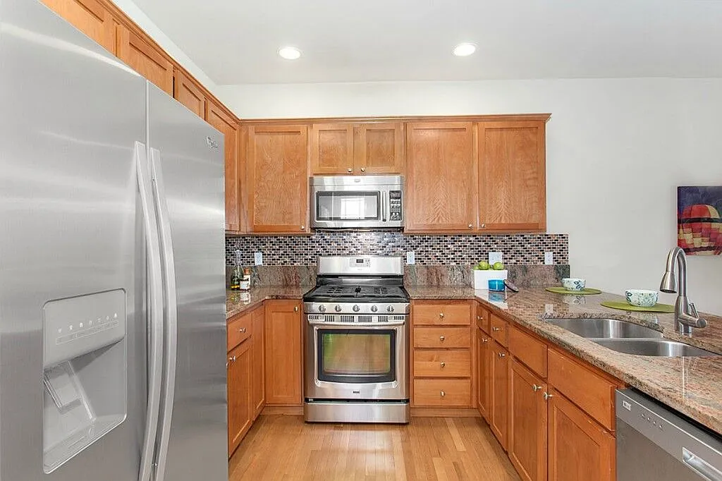 3 bed, 1958 sqft, $3,850 — Photo 3