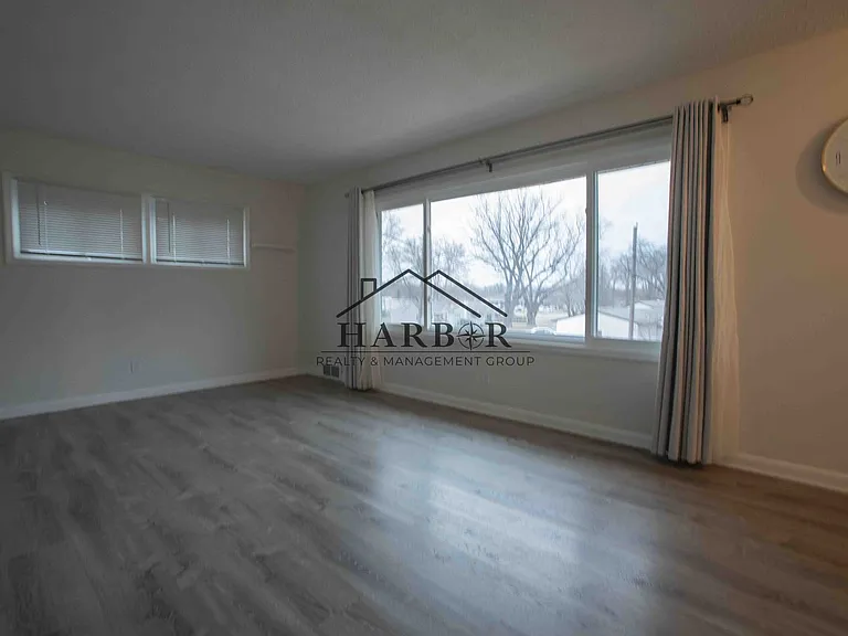303 21st Ave SW — Photo 3