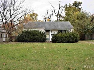 2909 N Village Dr, Peoria, IL 61604