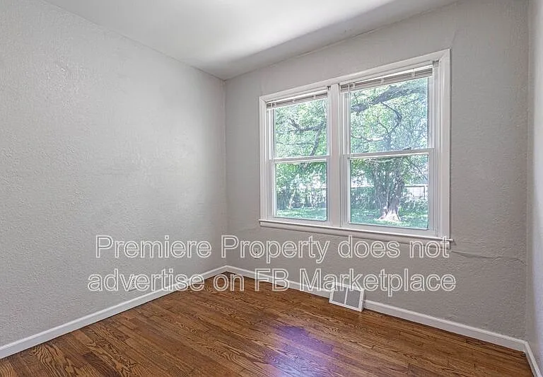 1112 E Elm St — Photo 9