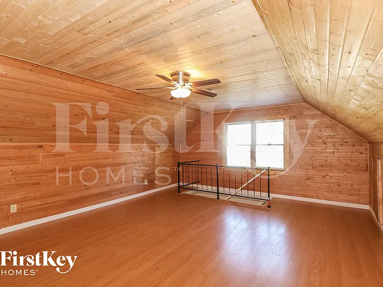 1079 Lakeview Rd — Photo 7