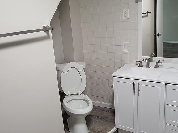 2nd image of 924 Campbell Ave