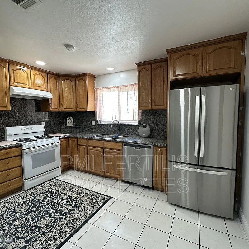 3 bed, 2.0 bath, 1268 sqft, $3,400 — Photo 3