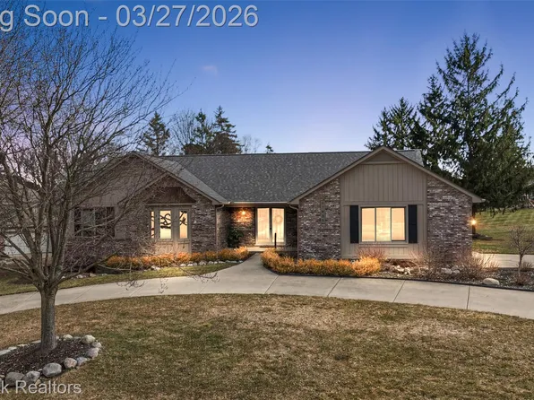 17835 Maple Hill Dr, Northville, MI 48168