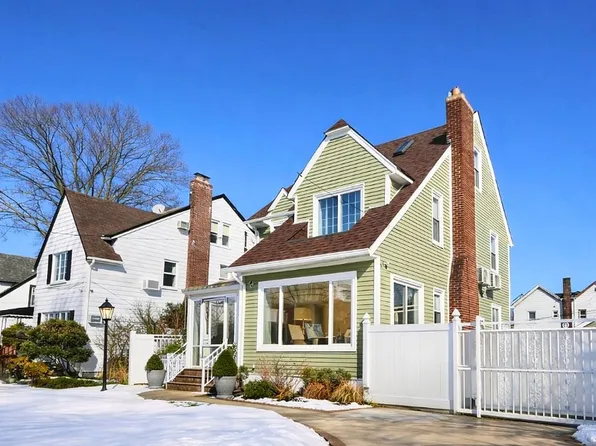 2935 162nd St, Flushing, NY 11358