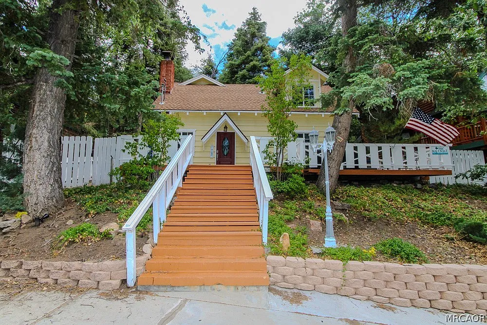 3 bed, 2.5 bath, 1456 sqft, $2,400 — Photo 1