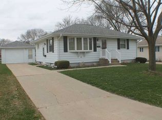 402 24th St NW, Cedar Rapids, IA 52405