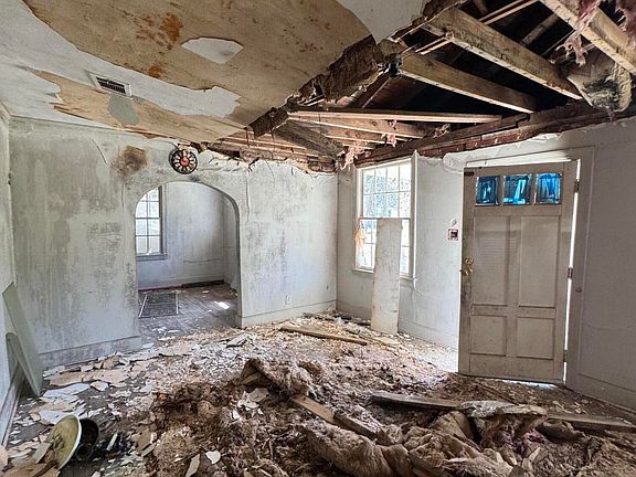 3rd image of 146 Treehaven Dr