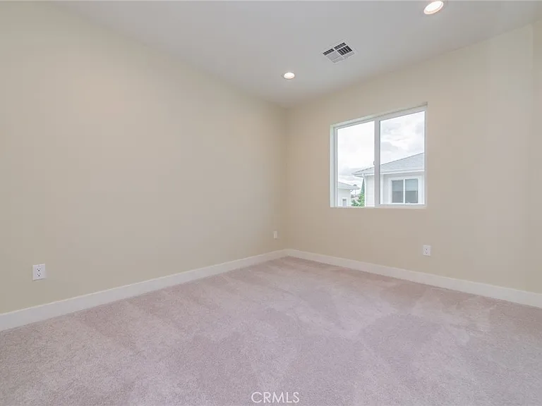 642 W Grand Ave — Photo 17