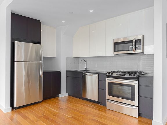2nd image of 31-43 Vernon Blvd #103A