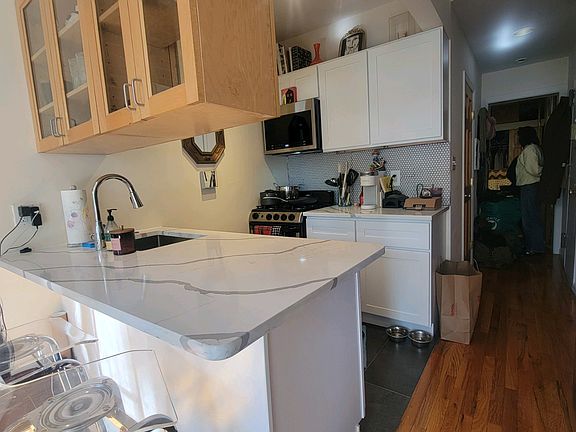 4th image of 7 Saint Marks Pl APT 14