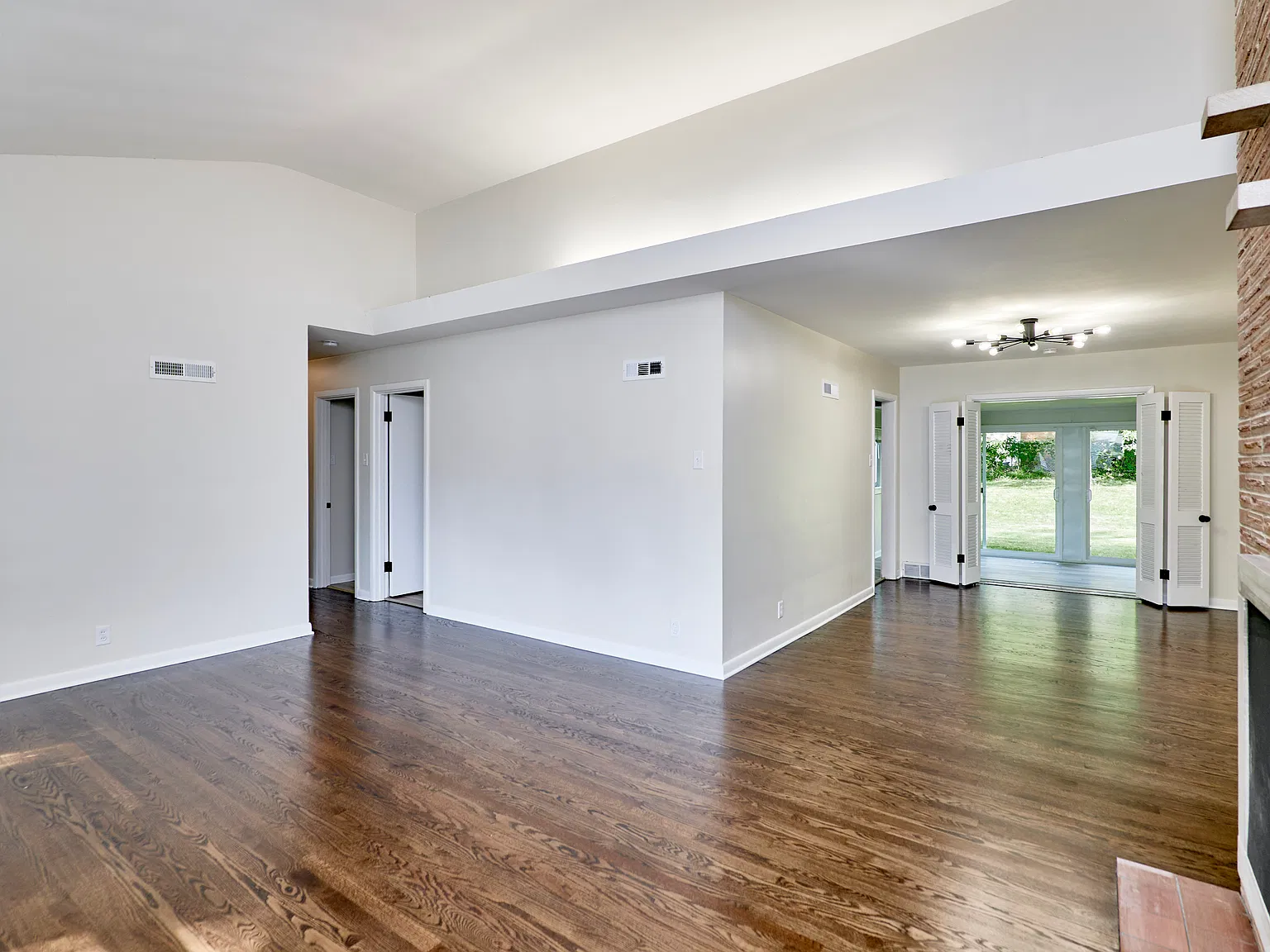3 bed, 2738 sqft, $2,900 — Photo 2