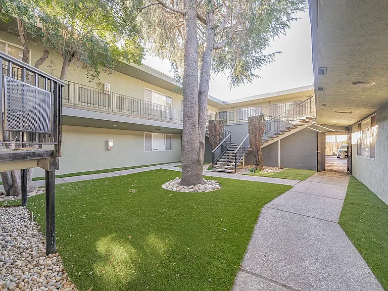 9309 Bancroft Ave — Photo 15