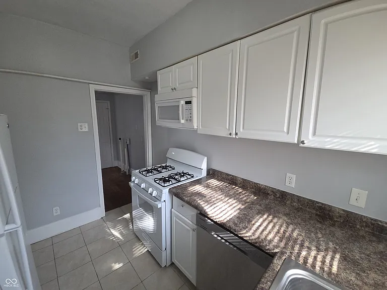 1339 Lee St — Photo 8