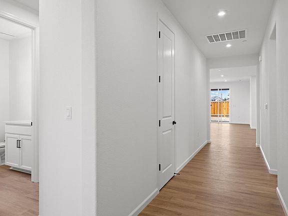5th image of 1107 Camomile Drive