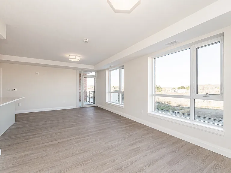 460 Columbia St W — Photo 129