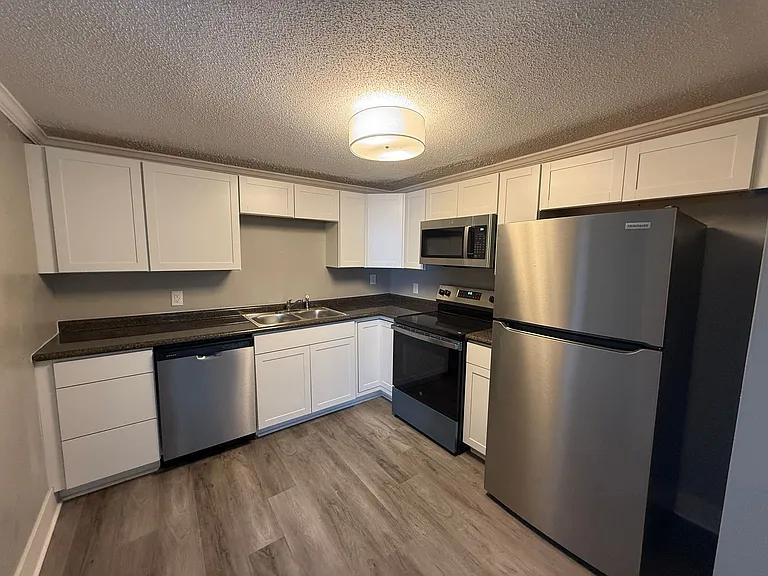 7596 Broad St #B — Photo 3