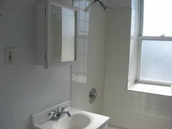 5th image of 3014 N Whipple St #1