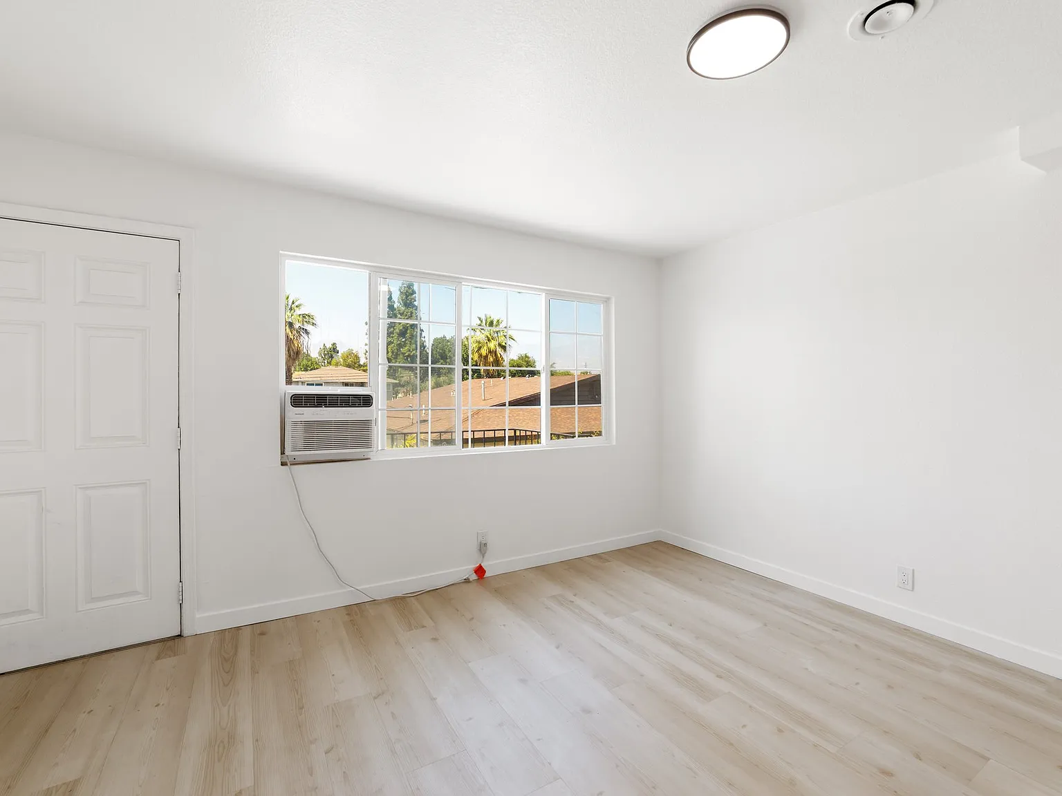 1017 Oxford Dr — Photo 3