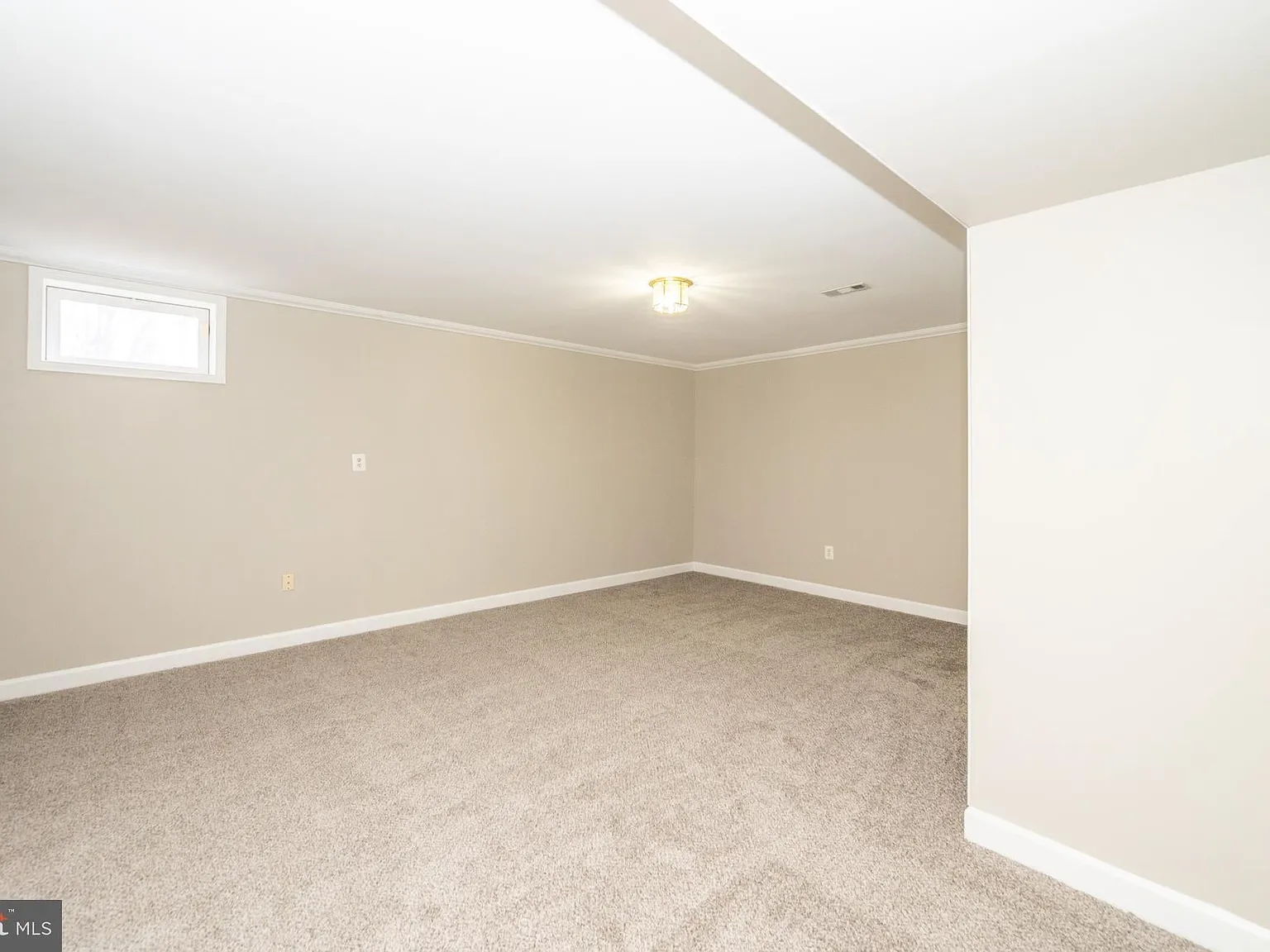 2 bed, 1.5 bath, 4348 sqft, $1,800 — Photo 4