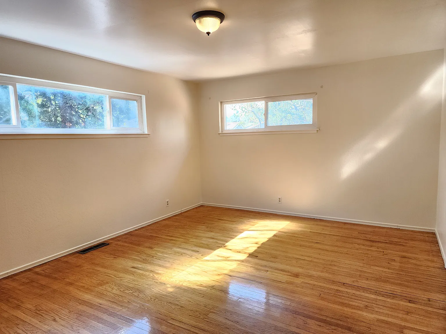 5 bed, 2346 sqft, $4,650 — Photo 4