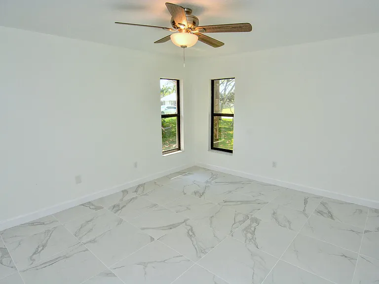 943 SE Browning Ave — Photo 18