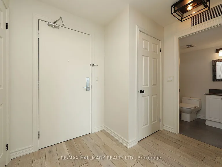 18 Valley Woods Rd #Penthouse 206 — Photo 7