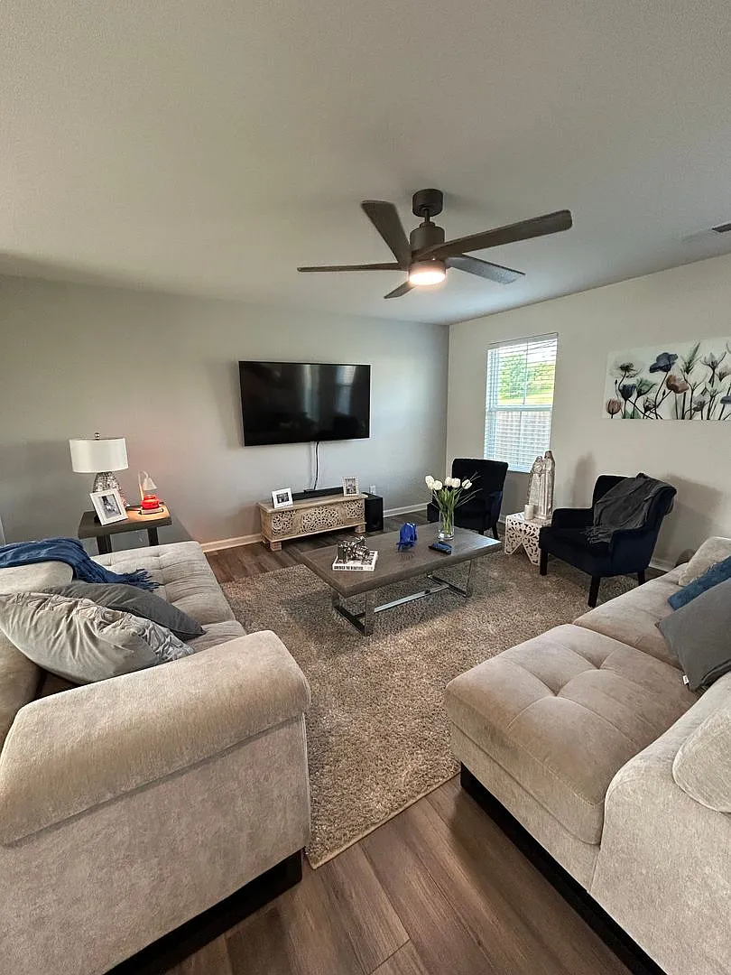 4 Bedroom Home in Woodland Pointe — Photo 4