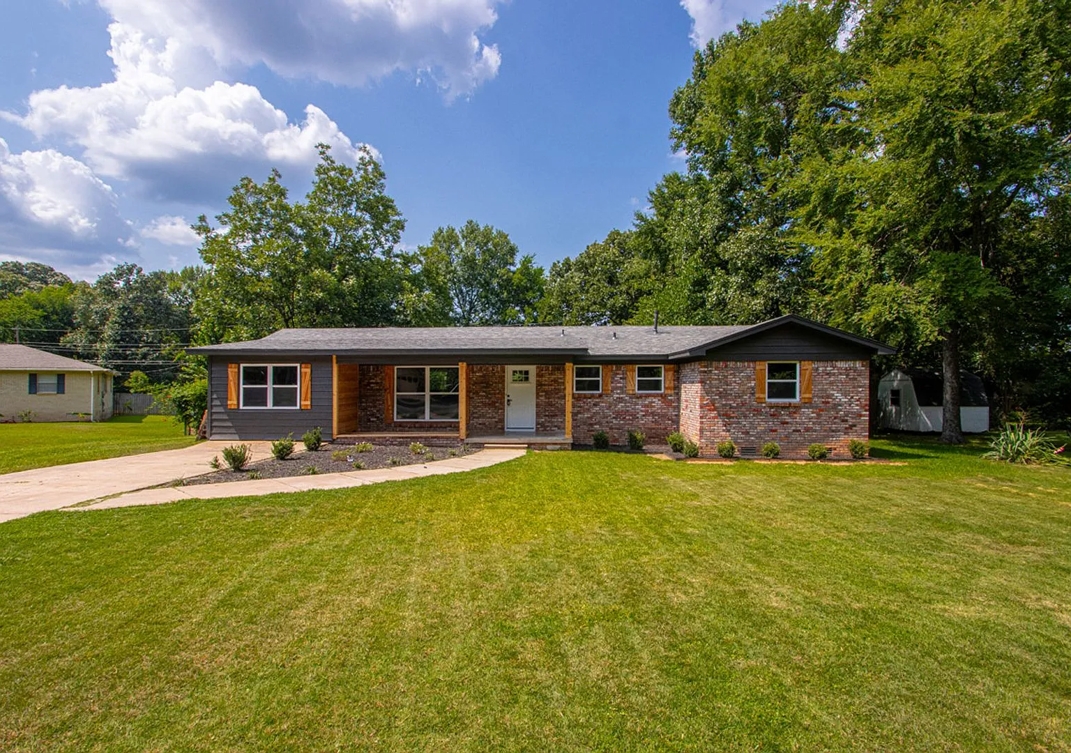 Fully Renovated 4-Bedroom Home with Brand-New Kitchen, New Flooring & Spacious Lot — Photo 1