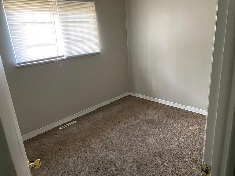 1045 Hobart St — Photo 8