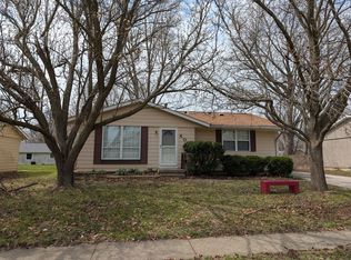 607 Castleton Dr, Champaign, IL 61821