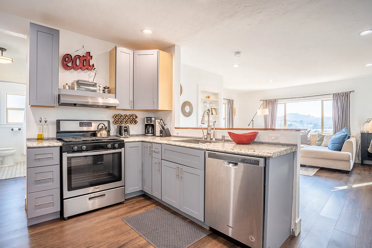 Building Photo - 2615 Oliver Ave #1