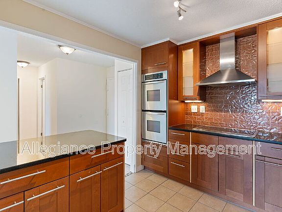 4th image of 203 Yoakum Pkwy APT 1116
