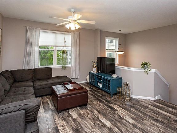 3rd image of 921 NE Kamies Ln