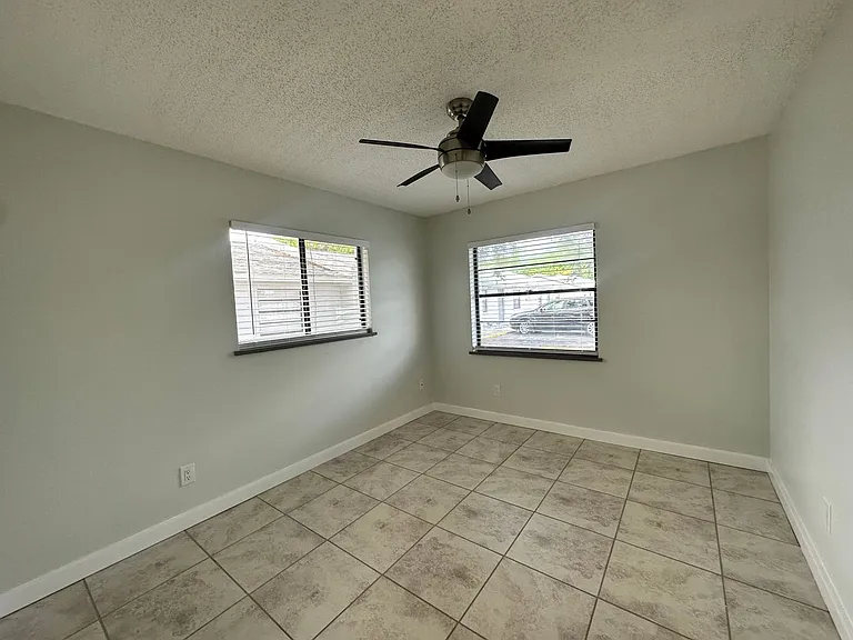 Lakeside Cove Apartments — Photo 9