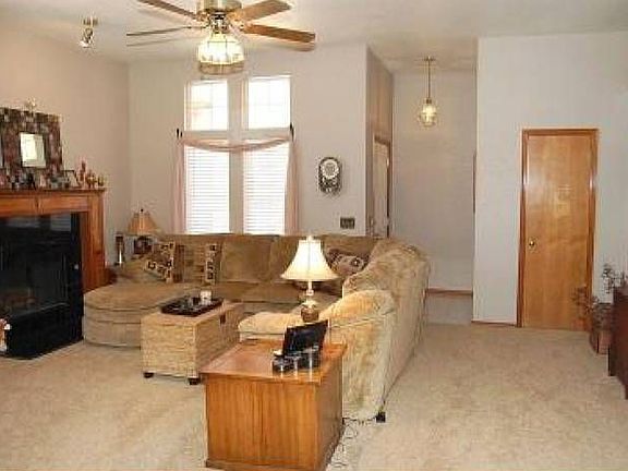 3rd image of 609 Stoneridge Dr