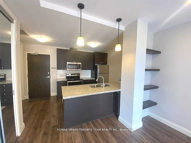 118 King St E #621 — Photo 16