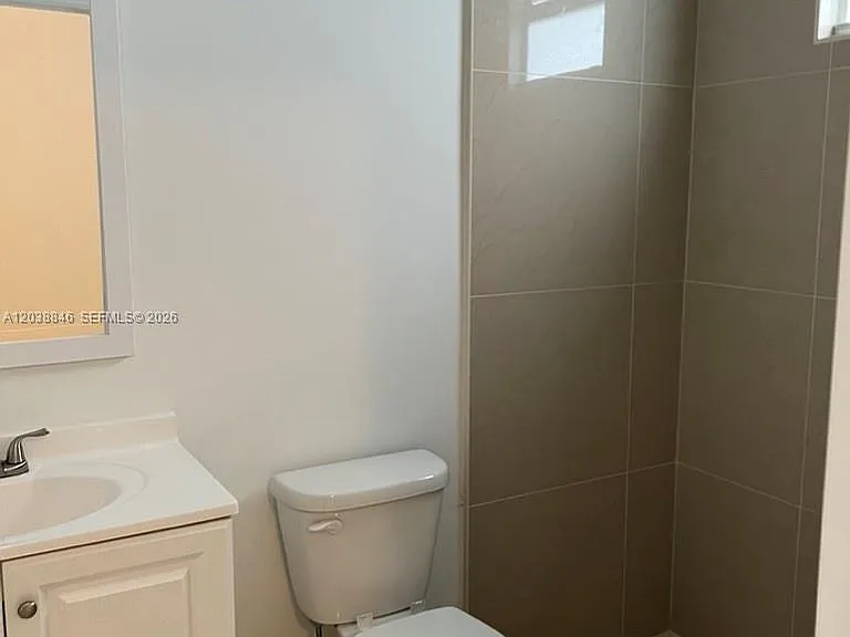 1533 W 26th Ct #2B — Photo 3