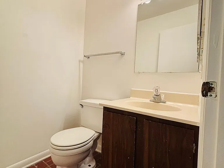319 Shenandoah Cir — Photo 3
