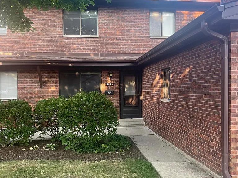 1115 Hunters Ln — Photo 1
