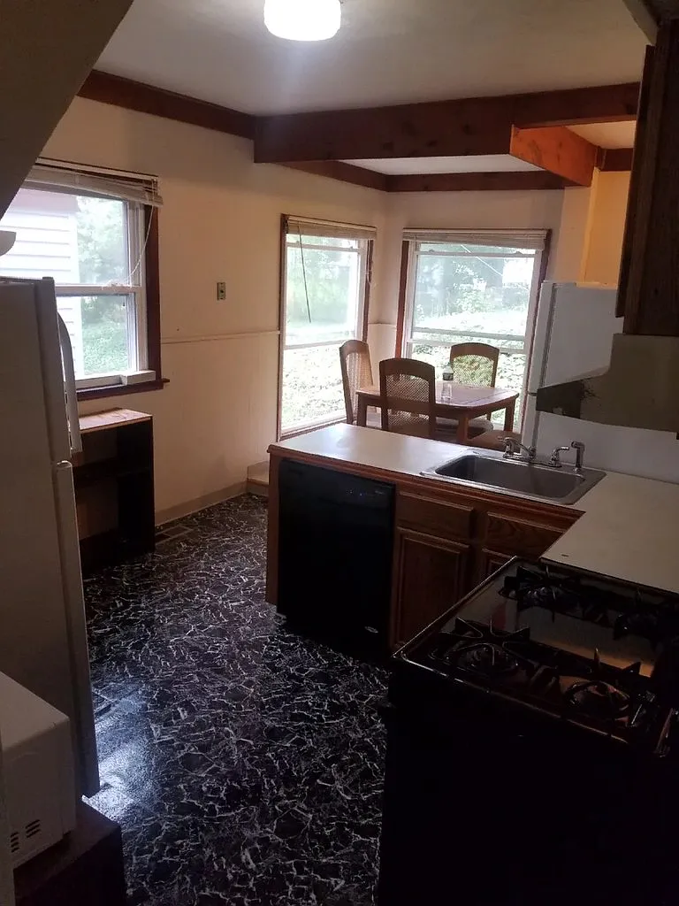 5 bed, 2250 sqft, $2,300 — Photo 4