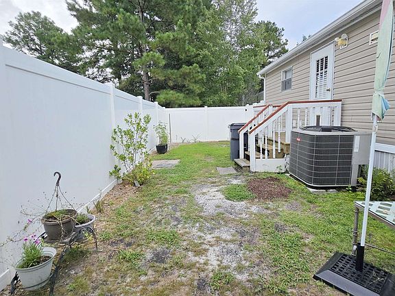 3rd image of 989 Jamestown Rd.