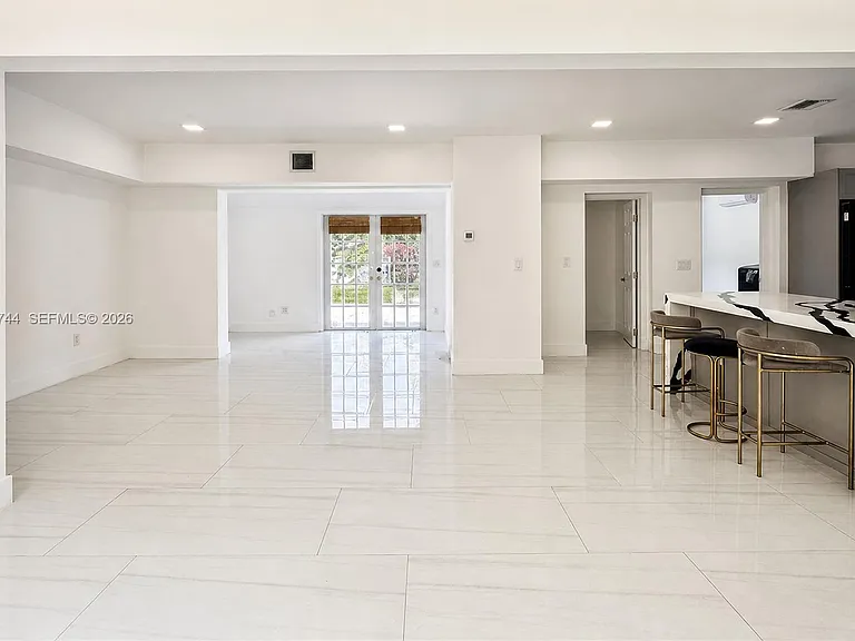 516 La Villa Dr — Photo 3