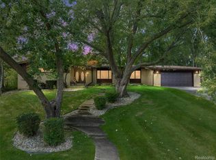 31017 Carriage Hill Rd, Farmington Hills, MI 48331
