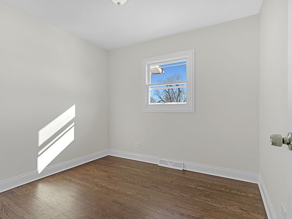4th image of 15706 Avalon Ave